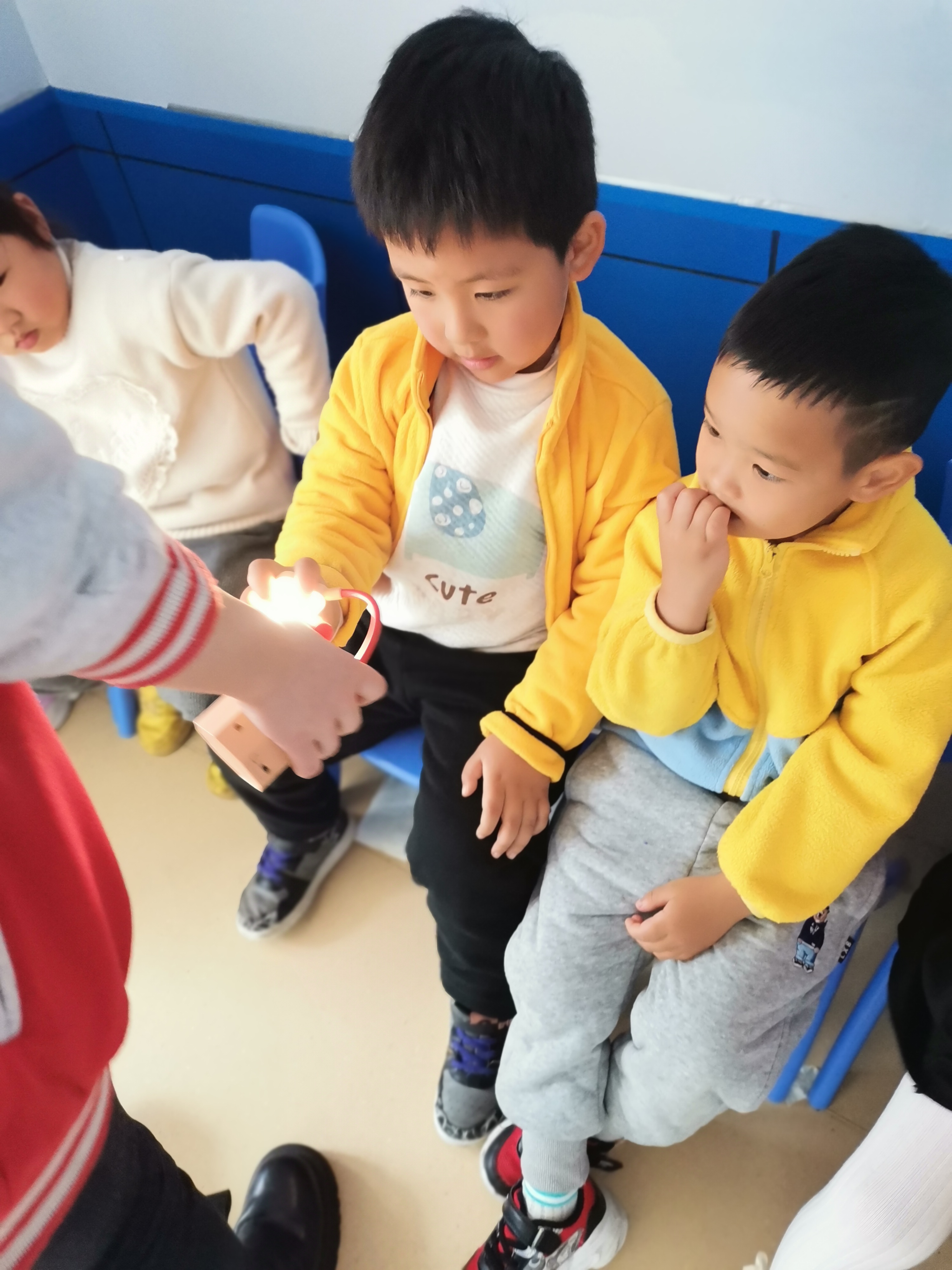 天童教育：家长如何正确夸奖孩子(图1)